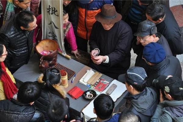 城隍庙灵签抽签仪式视频 城隍庙灵签抽签仪式视频