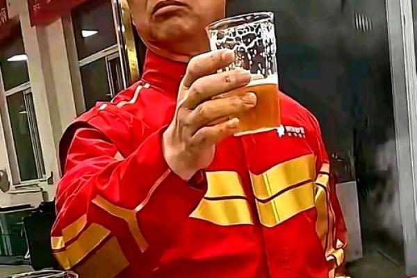 大哥的老丈人是算命先生,他只看了我一眼,就让大嫂对我格外照顾 大哥的老丈人是算命先生,他只看了我一眼,就让大嫂对我格外照顾