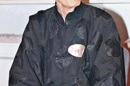 大哥的老丈人是算命先生，他只看了我一眼，就让大嫂对我格外照顾