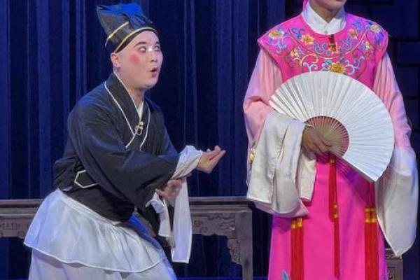 状元街头算命，老道指着捡粪小女孩说道：她是你妻子