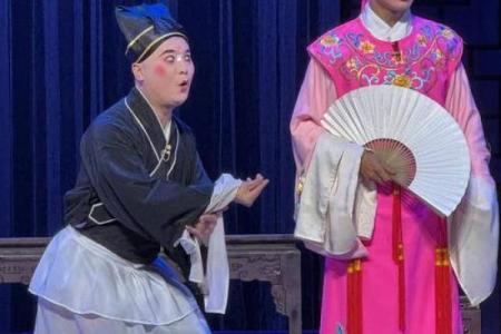 状元街头算命，老道指着捡粪小女孩说道：她是你妻子