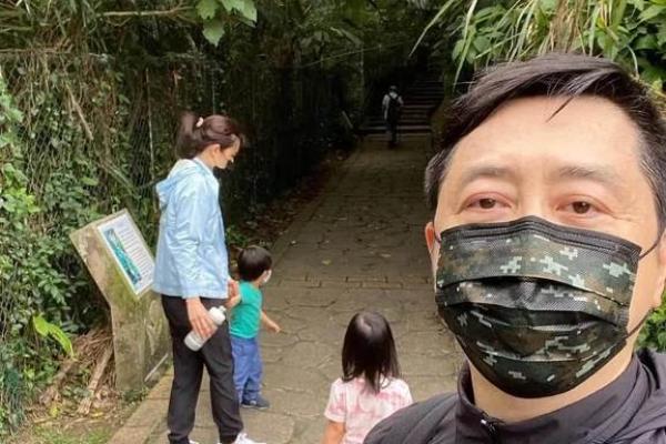 庾澄庆八字被杨森批评，引发网友热议